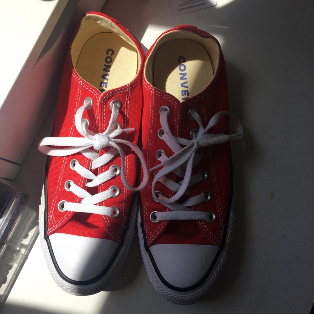 Red converse - Picture 2 of 5